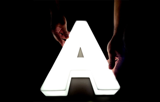 Letra corporea en metacrilato iluminada
