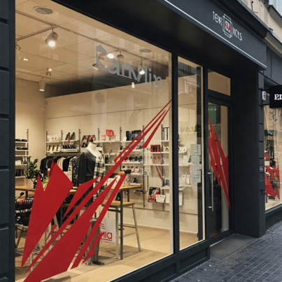 logotipo en vinilo de corte pegado en escaparate