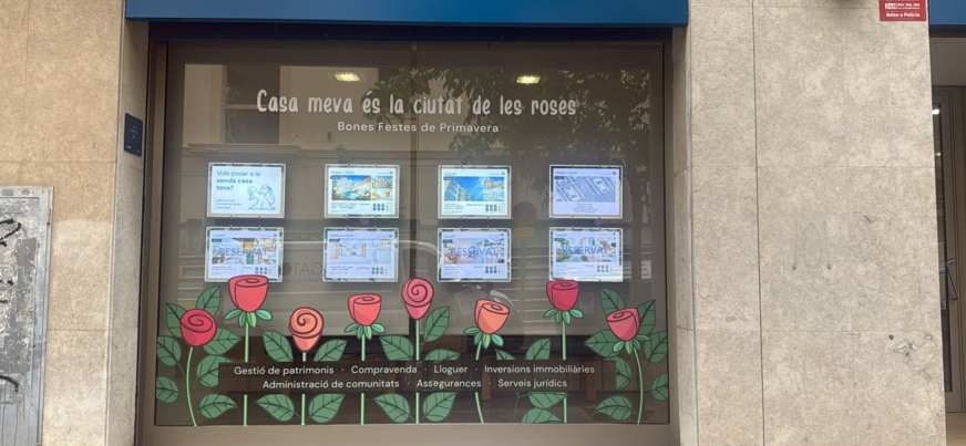 Escaparate vinilado con vinilo transparente con rosas impresas