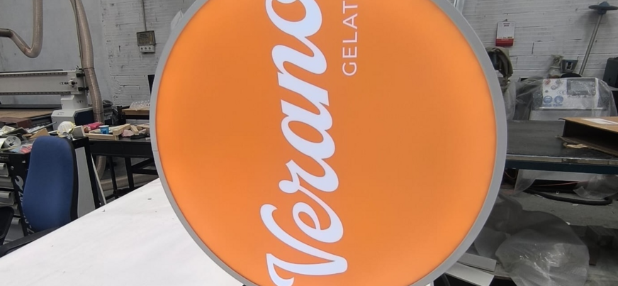 Banderola redonda vinilada con logotipo de cliente